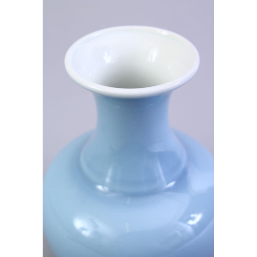 421 - A GOOD DAOGUANG STYLE CHINESE SKY BLUE GLAZED PORCELAIN VASE, with a ribbed lower section and should... 