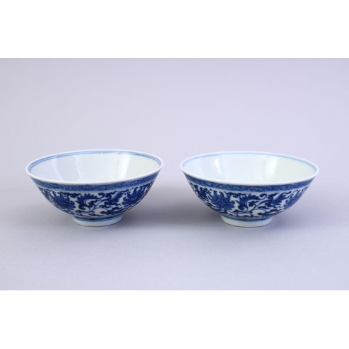 426 - A FINE PAIR OF CHINESE MING STYLE BLUE & WHITE PORCELAIN CUPS, the cups decorated with a central int... 