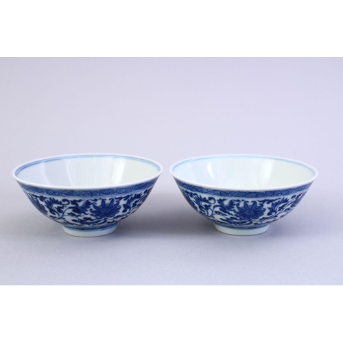 426 - A FINE PAIR OF CHINESE MING STYLE BLUE & WHITE PORCELAIN CUPS, the cups decorated with a central int... 