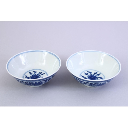 426 - A FINE PAIR OF CHINESE MING STYLE BLUE & WHITE PORCELAIN CUPS, the cups decorated with a central int... 