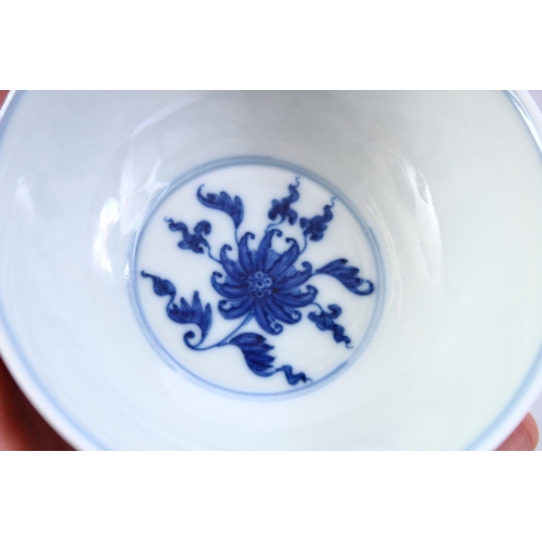 426 - A FINE PAIR OF CHINESE MING STYLE BLUE & WHITE PORCELAIN CUPS, the cups decorated with a central int... 