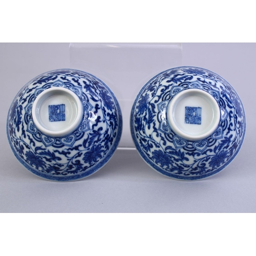 426 - A FINE PAIR OF CHINESE MING STYLE BLUE & WHITE PORCELAIN CUPS, the cups decorated with a central int... 