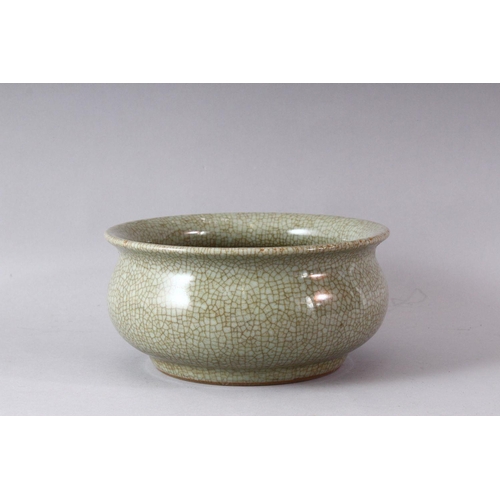 433 - A SONG STYLE 'GE WARE' CIRCULAR POTTERY INCENSE BURNER, with crackle glaze finish, 22cm diameter.