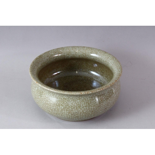 433 - A SONG STYLE 'GE WARE' CIRCULAR POTTERY INCENSE BURNER, with crackle glaze finish, 22cm diameter.