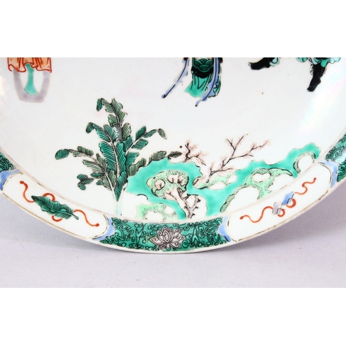 435 - A CHINESE FAMILLE VERTE CIRCULAR PORCELAIN DISH, painted with figures in a garden setting, Kangxi ma... 