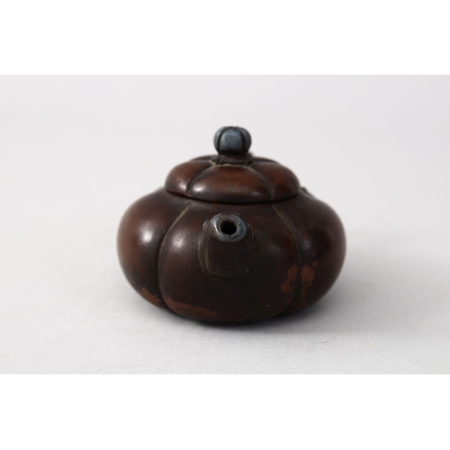 45 - A GOOD QUALITY CHINESE YIXING CLAY MINIATURE TEA POT & COVER, moulded in the form of a pumpkin, bamb... 