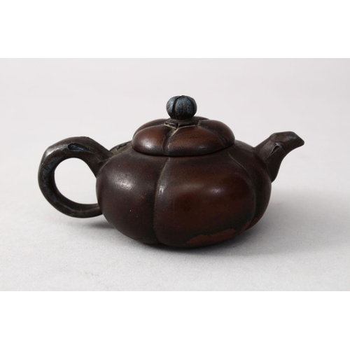 45 - A GOOD QUALITY CHINESE YIXING CLAY MINIATURE TEA POT & COVER, moulded in the form of a pumpkin, bamb... 