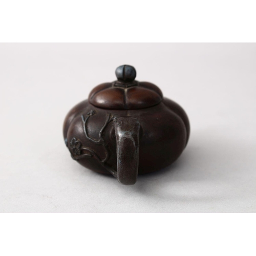 45 - A GOOD QUALITY CHINESE YIXING CLAY MINIATURE TEA POT & COVER, moulded in the form of a pumpkin, bamb... 