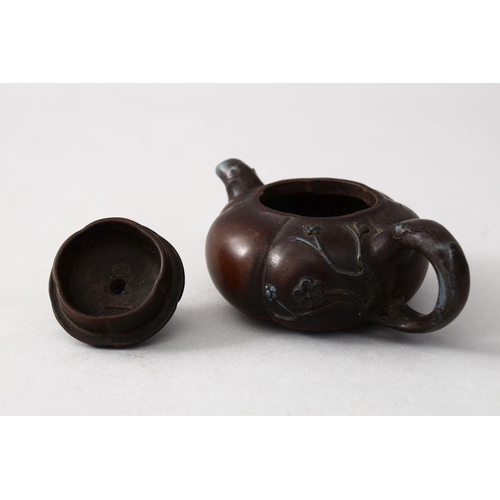 45 - A GOOD QUALITY CHINESE YIXING CLAY MINIATURE TEA POT & COVER, moulded in the form of a pumpkin, bamb... 