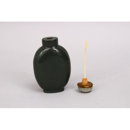 457 - A GOOD 19TH / 20TH CENTURY CHINESE CARVED GLASS OVERLAID SNUFF BOTTLE, with a hardstone stopper and ... 