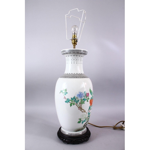 462 - A LARGE CHINESE REPUBLIC STYLE FAMILLE ROSE PORCELAIN LAMP / VASE, decorated with display of native ... 