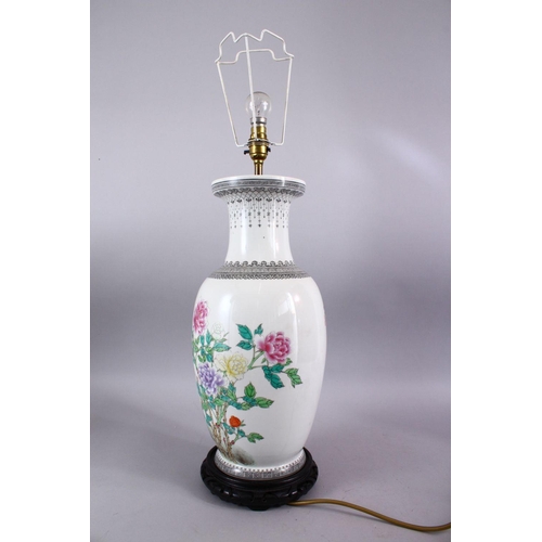 462 - A LARGE CHINESE REPUBLIC STYLE FAMILLE ROSE PORCELAIN LAMP / VASE, decorated with display of native ... 