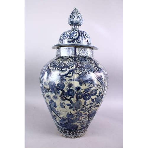 464 - A LARGE EARLY 16TH / 17TH CENTURY JAPANESE BLUE & WHITIE IMARI PORCELAIN VASE & COVER, The octagonal... 