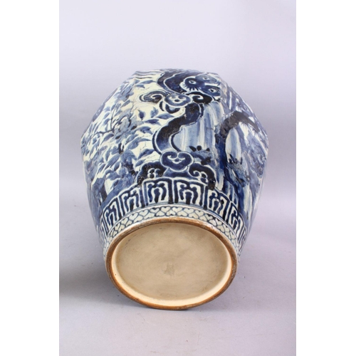 464 - A LARGE EARLY 16TH / 17TH CENTURY JAPANESE BLUE & WHITIE IMARI PORCELAIN VASE & COVER, The octagonal... 