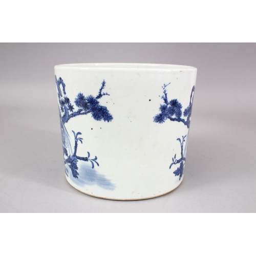 470 - A GOOD CHINESE BLUE & WHITE PORCELAIN BRUSH WASH, decorated with scenes of birds amongst native flor... 