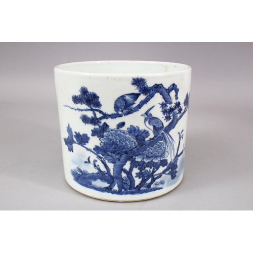 470 - A GOOD CHINESE BLUE & WHITE PORCELAIN BRUSH WASH, decorated with scenes of birds amongst native flor... 