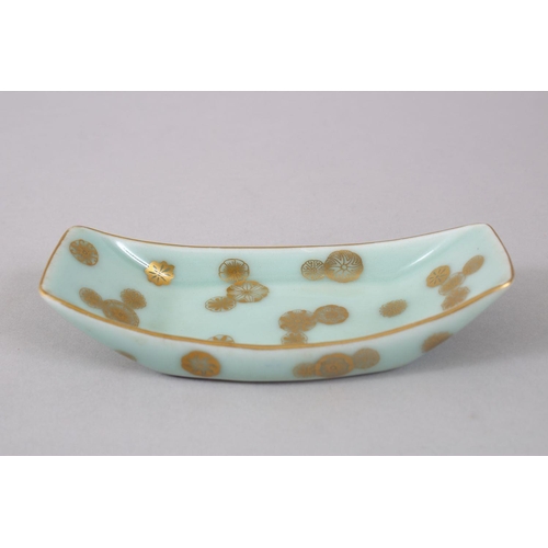 478 - A GOOD CHINESE QIANLONG STYLE CELADON & GILT PORCELAIN TEA CUP SAUCER, the boat shaped vessel decora... 