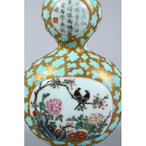 479 - A GOOD CHINESE QIANLONG STYLE PORCELAIN WALL HANGING VASE, the body with turquoise splash with gildi... 