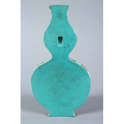 479 - A GOOD CHINESE QIANLONG STYLE PORCELAIN WALL HANGING VASE, the body with turquoise splash with gildi... 