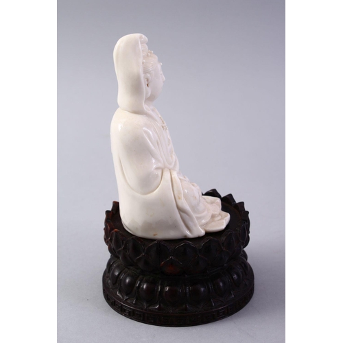 483 - A GOOD CHINESE BLANC DE CHINE PORCELAIN FIGURE OF GUANYIN ON LOTUS BASE, the figure in a meditating ... 