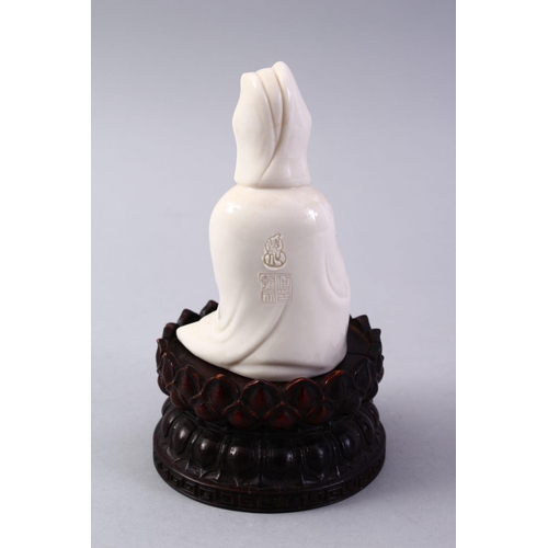 483 - A GOOD CHINESE BLANC DE CHINE PORCELAIN FIGURE OF GUANYIN ON LOTUS BASE, the figure in a meditating ... 