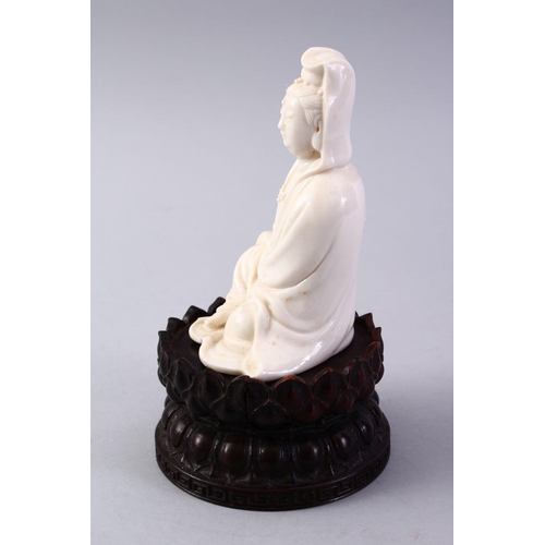 483 - A GOOD CHINESE BLANC DE CHINE PORCELAIN FIGURE OF GUANYIN ON LOTUS BASE, the figure in a meditating ... 