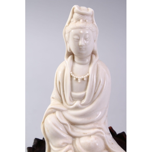 483 - A GOOD CHINESE BLANC DE CHINE PORCELAIN FIGURE OF GUANYIN ON LOTUS BASE, the figure in a meditating ... 