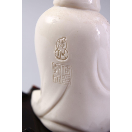 483 - A GOOD CHINESE BLANC DE CHINE PORCELAIN FIGURE OF GUANYIN ON LOTUS BASE, the figure in a meditating ... 