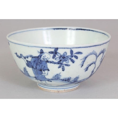 485 - A CHINESE WANLI STYLE BLUE & WHITE PORCELAIN BOWL, the sides decorated with figures in a continuous ... 