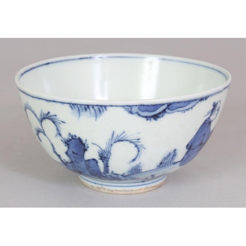 485 - A CHINESE WANLI STYLE BLUE & WHITE PORCELAIN BOWL, the sides decorated with figures in a continuous ... 