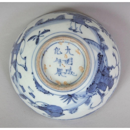 485 - A CHINESE WANLI STYLE BLUE & WHITE PORCELAIN BOWL, the sides decorated with figures in a continuous ... 