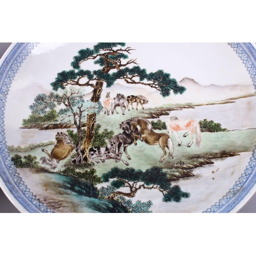 493 - A GOOD PAIR OF CHINESE REPUBLIC FAMILLE ROSE PORCELAIN PLATES, each decorated with figures upon hors... 