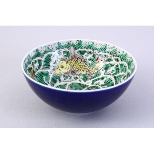 499 - AN 18TH CENTURY KANGXI PERIOD CHINESE FAMILLE VERTE & POWDER BLUE FISH & CRAB BOWL, the interior of ... 