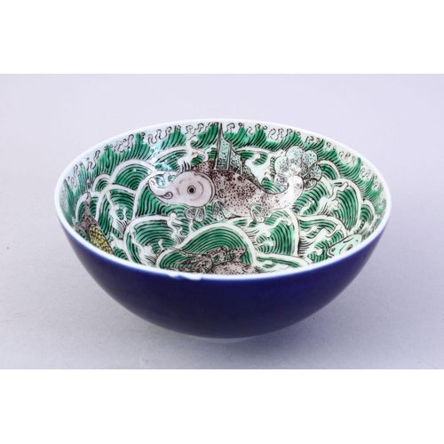 499 - AN 18TH CENTURY KANGXI PERIOD CHINESE FAMILLE VERTE & POWDER BLUE FISH & CRAB BOWL, the interior of ... 