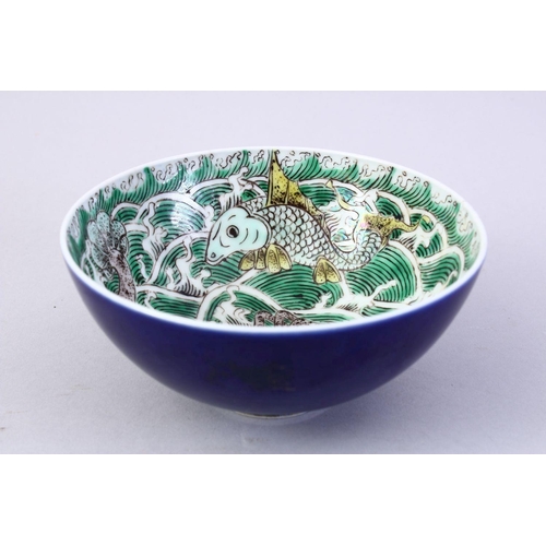 499 - AN 18TH CENTURY KANGXI PERIOD CHINESE FAMILLE VERTE & POWDER BLUE FISH & CRAB BOWL, the interior of ... 