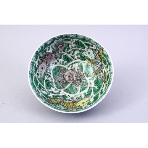 499 - AN 18TH CENTURY KANGXI PERIOD CHINESE FAMILLE VERTE & POWDER BLUE FISH & CRAB BOWL, the interior of ... 