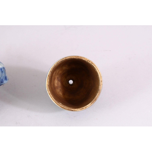 513 - AN UNUSUAL BLUE AND WHITE POTTERY TWIN HANDLED BOWL AND COVER, 10cm high.