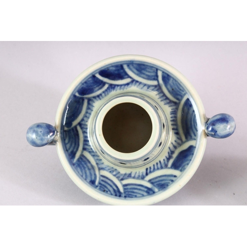 513 - AN UNUSUAL BLUE AND WHITE POTTERY TWIN HANDLED BOWL AND COVER, 10cm high.