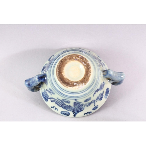 513 - AN UNUSUAL BLUE AND WHITE POTTERY TWIN HANDLED BOWL AND COVER, 10cm high.