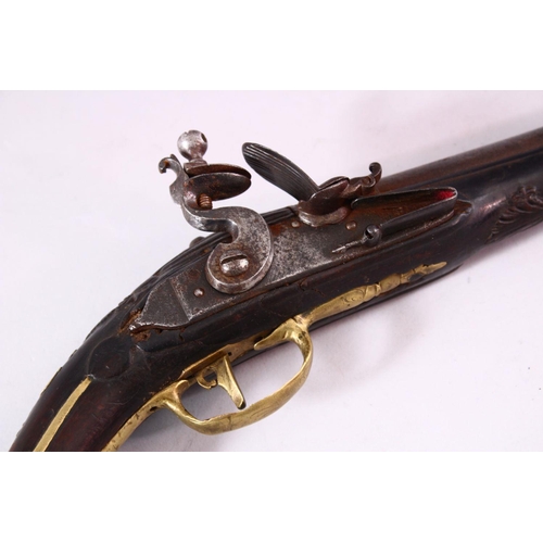 607 - AN 18TH CENTURY ANGLO INDIAN FLINTLOCK PISTOL, plain lockplate, pierced brass decoration and brass b... 