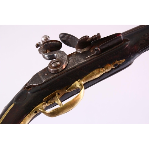 607 - AN 18TH CENTURY ANGLO INDIAN FLINTLOCK PISTOL, plain lockplate, pierced brass decoration and brass b... 