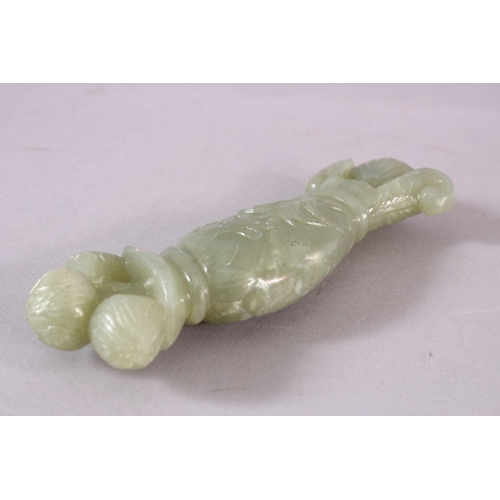 658 - A 19TH / 20TH CENTURY INDIAN MUGHAL CARVED JADE DAGGER HANDLE, 13cm.