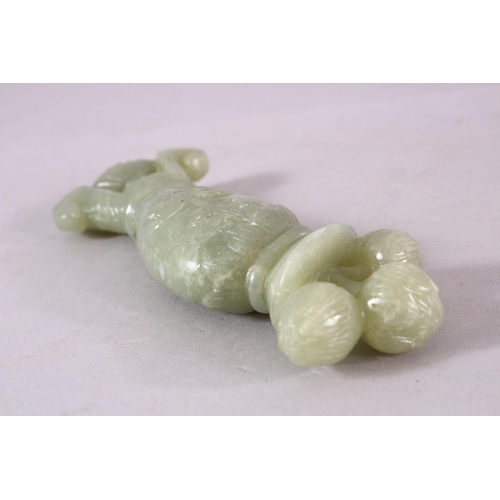 658 - A 19TH / 20TH CENTURY INDIAN MUGHAL CARVED JADE DAGGER HANDLE, 13cm.