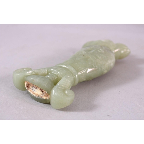 658 - A 19TH / 20TH CENTURY INDIAN MUGHAL CARVED JADE DAGGER HANDLE, 13cm.