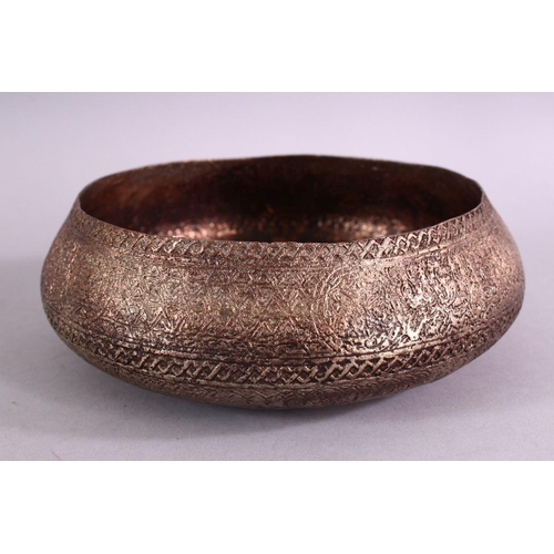 662 - A 16TH CENTURY MAMLUK TINNED COPPER CALLIGRAPHIC BOWL &  MAMLUK BLAZONS DECORATION, 17cm diameter.