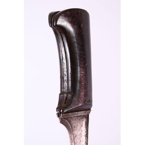 668 - A FINE 18TH / 19TH CENTURY LARGE INDIAN WATERED STEEL DAGGER, with a carved wooden handle, 45cm