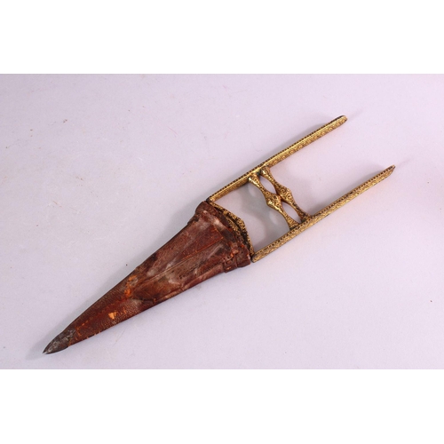 670 - A FINE 18TH CENTURY MUGHAL INDIAN GOLD INLAID WATERED STEEL KATAR DAGGER IN SCABBARD, the 34cm.