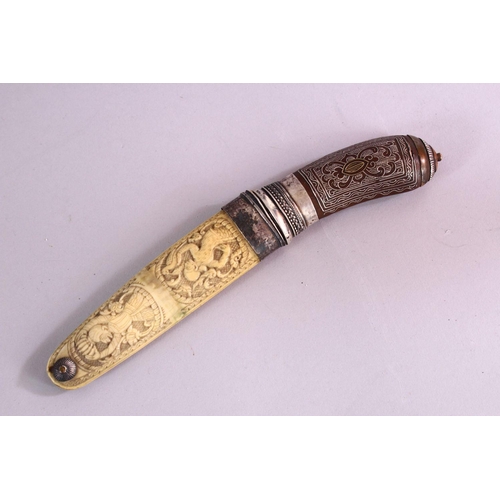 671 - A FINE 18TH / 19TH CENTURY  BURMESE SILVER & GOLD INLAID DAGGER, with a carved ivory scabbard, the h... 