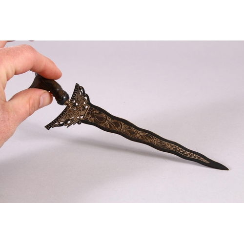 672 - A SMALL MALAYSIAN SILVER KRIS DAGGER, with a horn handle, 20cm