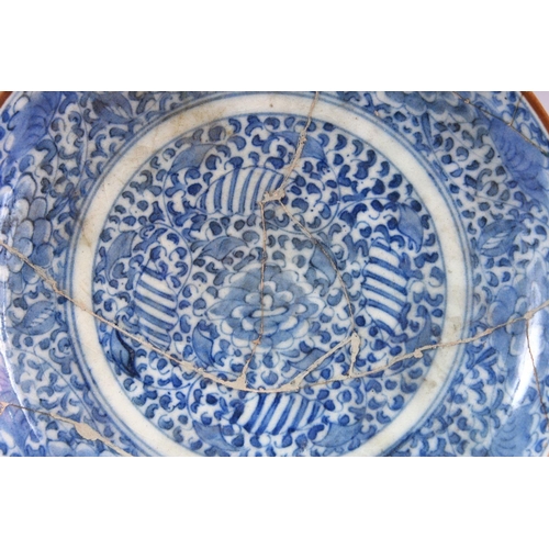 800 - AN EARLY SAFAVID BLUE & WHITE PORCELAIN PLATE, decorated with scrolling floral design, (AF) 22cm.